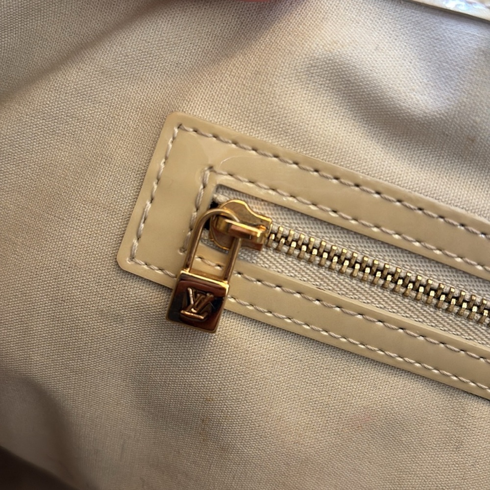 LOUIS VUITTON Wilshire MM Tote Bag Dune Tan Ivory Patent Leather Vernis Dust bag - Picture 7 of 16
